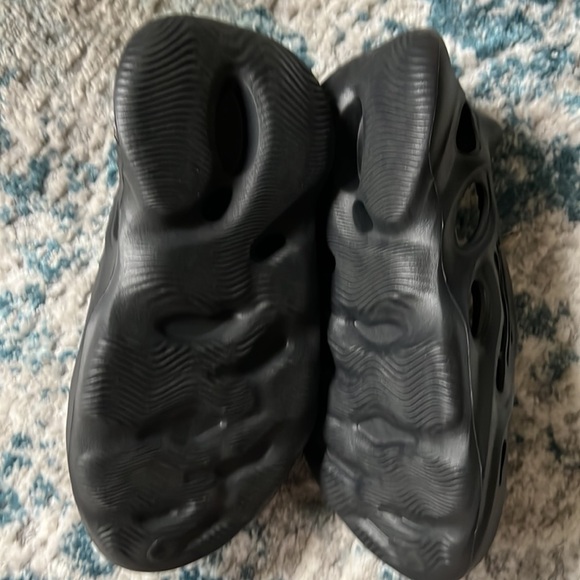 2022
Yeezy Foam Runner 'Onyx' new w tags men size 6 w box - Picture 2 of 3
